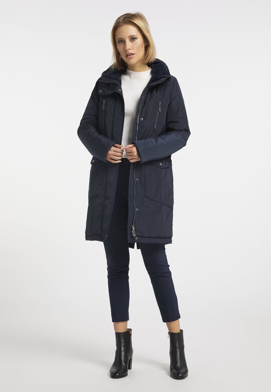 Deze winterjas van DreiMaster Klassik geeft je zeker zin om te dragen op kille dagen! We leggen uit waarom: Ten eerste overtuigt het winterstuk met veel ruimte - dankzij de twee grote klepzakken, die ook nog een binnenzak hebben, twee extra zakken met rits op borsthoogte en een binnenzak. Ten tweede scoort de jas punten aan de binnenkant en op de kraag met knusse, zachte randjes van imitatiebont. Deze verwent u rondom, terwijl de 100% synthetische vulling u toch perfect warm houdt. Het licht glanzende buitenmateriaal is geschikt voor weer en wind. Extra bescherming wordt geboden door de drukknoopsluiting die de 2-weg ritssluiting bedekt.  Jas