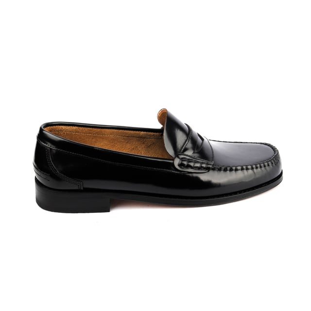 Unsere Loafer unterscheiden sich immer vom Rest der Konkurrenz ... und dieses Mal erreichen wir das auf zwei Arten. Erstens ist der Sotoalto Royal Flex handgenäht und sein Boden ist aus Leder, aber wir verwenden ein flexibles Leder, etwas, das kaum