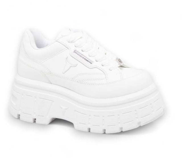 Estas zapatillas de plataforma atrevidas de Windsor Smith redefinen el estilo informal, ofreciendo una combinación perfecta de moda y comodidad. El diseño grueso crea una silueta llamativa, mientras que el detalle de cordones y el logotipo Diamante de Windsor Smith añaden un toque urbano a cualquier conjunto. Ideales tanto para looks informales como de moda. Parte superior de piel de vaca Forro sin piel Suela de cuña ligera con tacos de PU Detalle Diamante de la marca Windsor Smith Plantilla interior contorneada de PU suave Punta redondeada Altura de la plataforma: 5,6 cm Altura del tacón: 7,5 cm