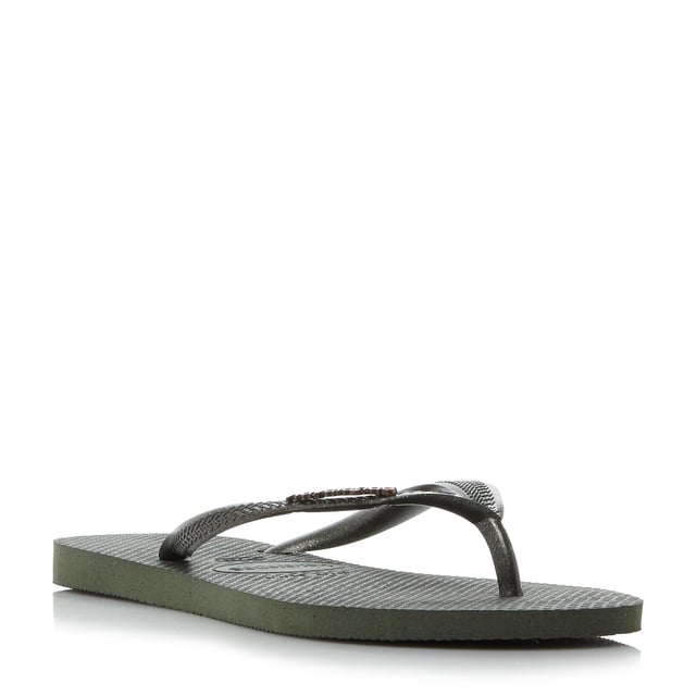 Make a splash with this eyecatching metallic logo flip flop. It features a toe post strap, metallic logo detail and easy grip sole.