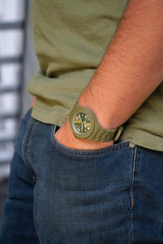 Diese Ice Watch Ice Generation Analog Uhr für  Herren ist das perfekte Accessoire zum tragen oder verschenken. Ihr Grün 40 mm Rund Gehäuse kombiniert mit dem bequemen Grün Armband aus  Silikon garantiert, dass Sie diese atemberaubende Uhr kompromisslos genießen werden. Angetrieben von einem hochwertigen Quarz Uhrwerk und wasserdicht bis 10 bars, läuft Ihre Uhr stets weiter. Diese modische und klassische Uhr passt zu jedem Anlass, zu jedem Outfit und verleiht Ihrem Leben Stil -Diese Analog Uhr verfügt über eine funktion: Leuchtzeiger, Leuchtzeiger Diese hochwertige Uhr hat ein Grün Silikon Band ( 21 cm Länge und 19 mm Breite) mit einer Dornschließe Gehäusedurchmesser: 40 mm,Gehäuse Höhe: 10 mm, Gehäusefarbe: Grün Zifferblattfarbe: Grün