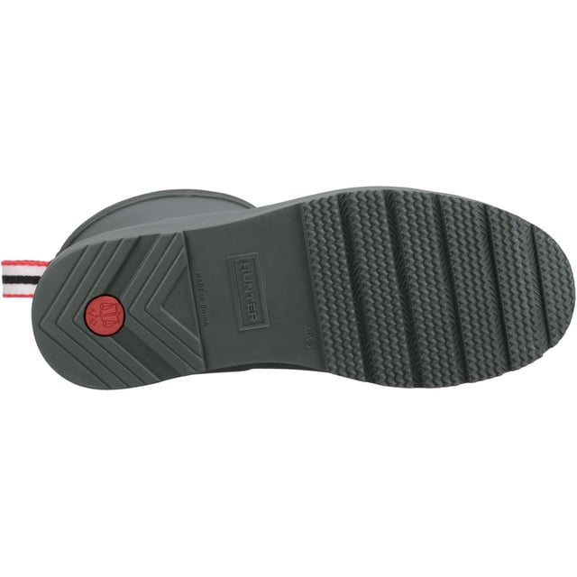 Indem das ikonische Design des Originalstiefels vereinfacht wird, bietet der Play-Stiefel eine dynamische Silhouette mit einer flacheren Plateausohle für maximalen Komfort und Vielseitigkeit. Hergestellt aus hochwertigem Naturkautschuk, ist dieser Gummistiefel zu 100% wasserdicht.