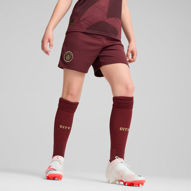 PRODUCT STORY: Hit the pitch like Manchester City's finest in these football shorts. They're made from sweat-wicking material to keep you cool in the tensest moments of the game and are finished with the team's famous crest on the leg. FEATURES & BENEFITS: dryCELL: Performance technology designed to wick moisture from the body and keep you free of sweat during exercise; As part of the RE:FIBRE program, this garment is made of at least 95% recycled material from textile waste and other used materials. DETAILS: Regular fit; 170 gsm, Jacquard; Medium rise; Official team branding; PUMA branding details; PUMA Youth: Recommended for older kids between 8 and 16 years. Our model is 153 cm tall and is wearing size 152 RUS.