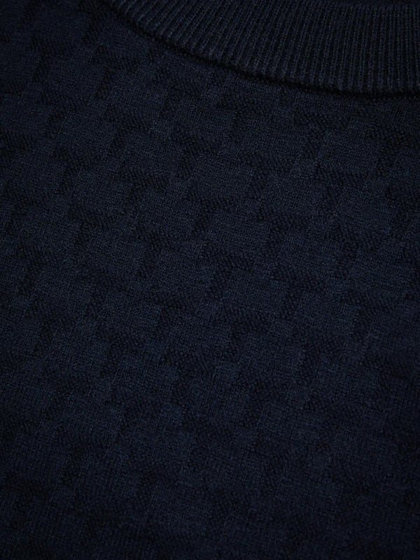 Ted Baker crew neck jumper är tillverkad av en premium ullblandning, med en rik, texturerad T-stickning som enkelt ger en touch av sofistikering till svalare dagar. De långa ärmarna ger värme, medan den klassiska runda halsringningen ger ett tidlöst utseende. Detta mångsidiga plagg är perfekt för en rad olika tillfällen