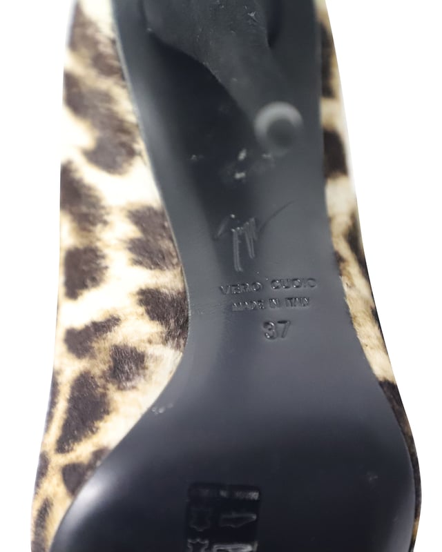 VINTAGE, RRP AS NEW
Look your fashionable best and make heads turn in these lovely pumps from Giuseppe Zanotti! They are crafted from leopard printed pony hair and feature pointed toe caps in a contrast blue hue. They come equipped with comfortable leather lined insoles and slender heels. They'll look great with an asymmetrical dress or a chic jumpsuit and are definitely worth adding to your closet!
Giuseppe Zanotti Pointed Heels in Animal Print Suede
Condition: excellent
Sign of wear: minimal scuff on soles and heels
Material: Suede
Color: Animal Print
Size: IT37/US7/UK4
SKU: 195402
