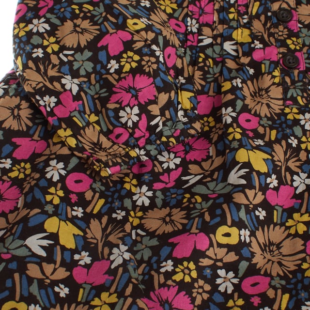This bohemian style dress is the perfect combination of style and functionality.

 Its cheerful floral print runs throughout the garment, providing a vibrant and natural touch.

 The round neckline with Henley-style button placket gives it a casual, practical feel, while delicate ruching at the front adds a romantic, textured detail.

 Long sleeves with elastic cuffs provide comfort and a flattering fit.

 Additionally, the dress features two discreet side pockets, offering a practical touch, and is fully lined, ensuring added comfort and opacity.

 Ideal for any occasion, it combines bohemian style with functional details that make it perfect for everyday wear.
 Composition: Exterior: 100% Cotton; Interior: 100% Cotton
 Care:
- Machine wash max 30ºC and delicate cycle.
 - Use mild detergents.
 - Use dryer at low temperature.
 - Iron at low temperatures.
 - Do not dry clean.