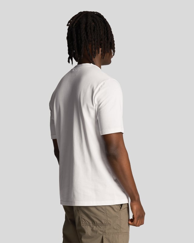 A relaxed fit block,the Lyle & Scott Plain Pique Pocket T-Shirt uses the same cotton fabric as our polo shirts for a smart, textured finish.- White- 97% cotton, 3% polyester- Ribbed collar- Relaxed cuffs and hem- Pointed chest pocket- In-set sleeves- 200gsm pique fabric