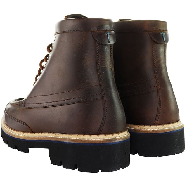 Botas Ted Baker Jarrno Marrón para Hombre Entra en la sofisticación con las botas Ted Baker Jarrno para hombre, un testimonio del compromiso de la marca con la calidad artesanal y el diseño contemporáneo. La parte superior de las botas Jarrno está confeccionada en piel de primera calidad, lo que garantiza su durabilidad y un tacto lujoso. La silueta elegante y las costuras intrincadas añaden un toque de elegancia, haciendo de estas botas una opción destacada para cualquier ocasión. El cierre de cordones no sólo mejora la estética general, sino que también permite un ajuste personalizado y seguro.La comodidad es primordial, y Ted Baker la ofrece con una plantilla acolchada que proporciona soporte para largas horas de uso. Tanto si te mueves por las calles de la ciudad como si asistes a un evento social, estas botas mantendrán tus pies cómodos sin renunciar al estilo.
Características principales:
Piel de primera calidad: La parte superior está hecha de cuero de alta calidad, lo que garantiza la durabilidad y un aspecto sofisticado.
Diseño elegante: Las botas presentan un diseño elegante y contemporáneo, lo que las convierte en una opción versátil para diversos atuendos y ocasiones.
Costuras complejas: las costuras detalladas añaden un toque de sofisticación y demuestran el compromiso de la marca con la artesanía.
Cierre de cordones: El diseño de cordones no sólo realza el atractivo estético, sino que también permite un ajuste personalizado y seguro.
Plantilla cómoda: La plantilla acolchada proporciona comodidad y apoyo, haciendo que estas botas sean adecuadas para llevarlas durante todo el día.
Estilo versátil: Transición sin problemas de ocasiones casuales a semiformales con estas botas que complementan una gama de conjuntos.
Suela duradera: La resistente suela exterior garantiza tracción y durabilidad, lo que hace que estas botas sean adecuadas para diversos entornos.