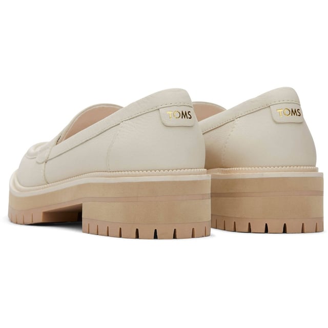 This slip-on shoe offers a modern take on the lug sole loafer trend. Inspired by the comfort of our bestselling boots, the must-have Cara features stylish leather uppers and a silhouette that looks great with jeans, skirts, dresses, and more.