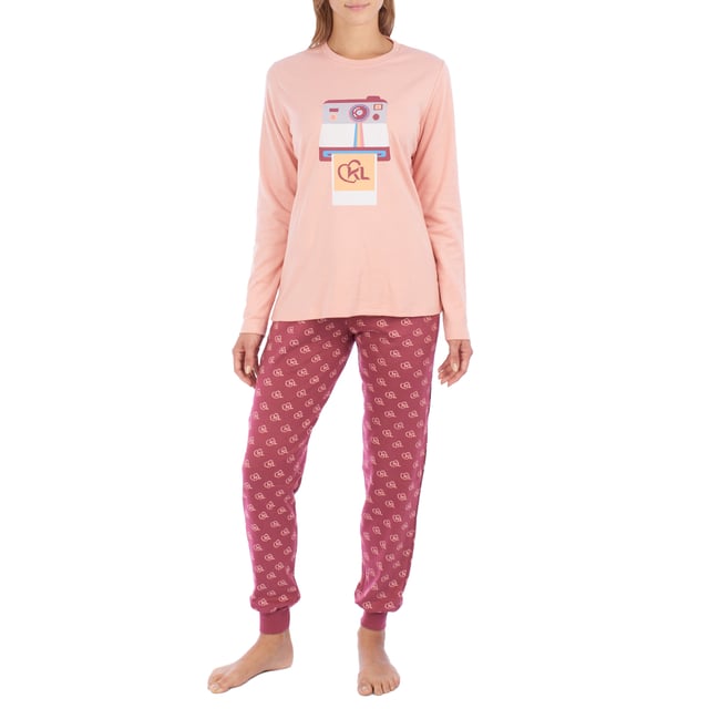 Kisses&Love dames winterpyjama van zacht en ademend katoen, perfect voor de koudste nachten.

 T-shirt:

 - Lange mouw met ronde hals.

 Broek:

 - Lang met elastiek in de taille voor een comfortabele pasvorm.

 Ontworpen voor de herfst/winter en combineert stijl en comfort met een grote verscheidenheid aan exclusieve prints.

 Het is gemakkelijk te onderhouden en duurzaam, en behoudt zijn zachtheid en vorm was na was.

 Een ideaal kledingstuk om cadeau te geven voor Kerstmis, verjaardagen of een andere speciale gelegenheid.

 Kies voor stijl, kwaliteit en comfort met Kisses&Love!
 Samenstelling: 100% Katoen
 Onderhoud:
- Wassen op max. temperatuur. 30º.
 - Geen bleekmiddel gebruiken.
 - Gebruik geen droger.
 - Strijken op lage temperatuur max. 110º.
 - Niet chemisch reinigen.