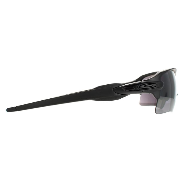 Las gafas de sol Oakley Wrap para hombre Matte Black PRIZM Black polarizadas antiaéreas 2.0 XL pertenecen a la colección Performance de Oakley y presentan una montura de tamaño estándar con una cobertura de lente mejorada con una lente más profunda en la montura semicontorneada que consigue incluso más agarre que las encarnaciones anteriores Con las varillas así como las plaquetas nasales totalmente recubiertas de unobtanio que se agarra más con la transpiración. La lente Prizm Road está específicamente diseñada para mejorar tu visión y que puedas ver fácilmente obstáculos como rocas y pistas.