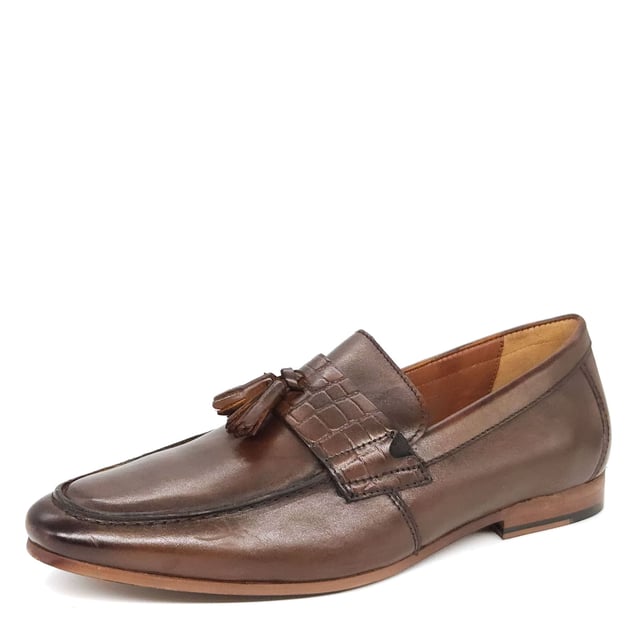 Elevate the everyday with Barking, a timeless loafer in high quality leather, complete with textured trims and tassel detailing for a trend-led touch.