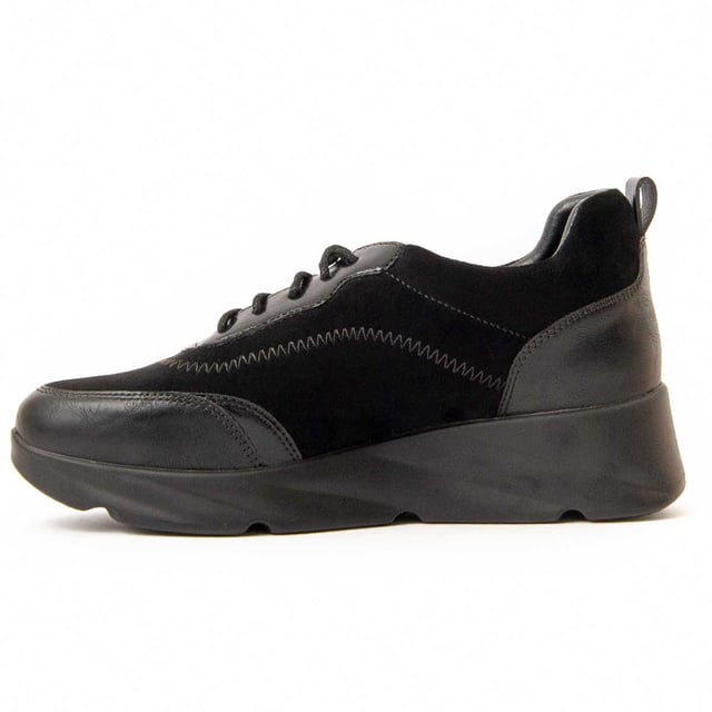 Casual sleehak sneaker voor dames. Comfortabele pasvorm. Gewatteerde binnenzool van natuurlijk leer. Vervaardigd door andere merken voor ons merk. Afmetingen bij benadering: 4 cm sleehak en 2 cm plateau.