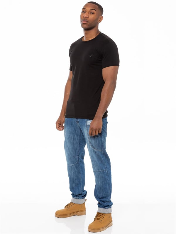Die Regular Fit Herrenjeans aus einer Baumwollmischung bieten eine entspannte, bequeme Passform und sind die perfekte Möglichkeit, Ihre Denim-Kollektion in dieser Saison aufzufrischen. Die 5-Pocket-Jeans mit Knopfleiste ist aus einer strapazierfähigen Baumwollmischung gefertigt und verfügt über einen bequemen elastischen Bund mit weißen Kordelzügen und elastischen Knöchelbündchen. Ein aufgedrucktes Branding sowie Knöpfe und Nieten mit Markenzeichen vervollständigen den vielseitigen Look für Arbeit und Freizeit.