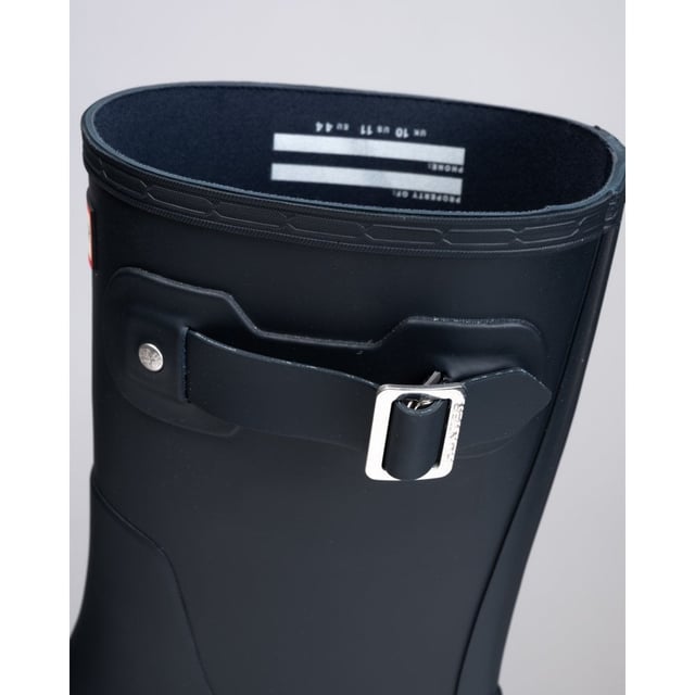 The brand new Hunter mens last with a shorter leg. Available in bold colours from the original brights collection. Features all of the handmade attention to detail that characterises the original. Including the 28 parts and the new mens last.

Handmade from 28 parts
Natural rubber construction
Matte finish
New Mens last
New self-coloured lining
New branded Hunter hardware
Hunter box logo in outsole
New men's outsole and heel