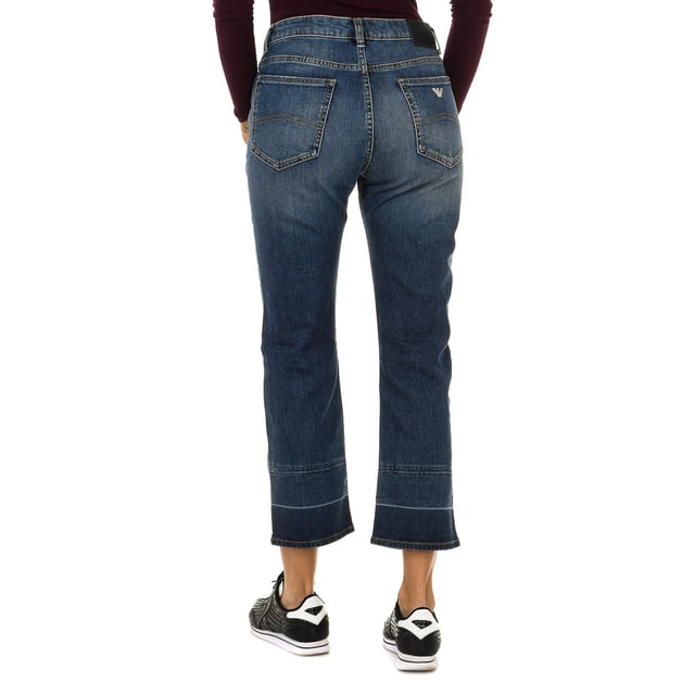 Long jeans.
 Color blue
 Belt with belt loops.
 Zip and button fastening on the front.
 Two front pockets and mini pocket.
 Two pockets on the back with the metallic logo.
 Worn and torn effect.
 Patches
 Matching seams,

 Composition:
 98% Cotton - 2% Elastane.

 Washing instructions:
 - Wash maximum at 30ºC.
 - Iron at medium temperature, max. 110 ° C.
 - Allows you to use a dryer.
 - Do not use bleach.
 - It does not support dry cleaning.
 Composition: 98% Cotton, 2% Elastane
 Care:
Wash maximum at 30ºC.
 - Iron at medium temperature, max. 110ºC.
 - Allows you to use a dryer.
 - Do not use bleach.
 - Does not support dry cleaning.