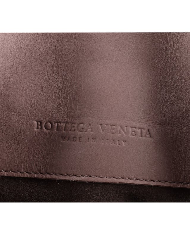 VINTAGE, RRP AS NEW
This smooth and woven calfskin tote bag from Bottega Veneta features an innovative compartment design. The double-handle stems from the top of the bag, making this compact tote easy to carry around. The accordion opening opens up to reveal a full lining with zip and open pockets for organizing essential items. Cop this classic beauty for your next every day or office bag! 
Bottega Veneta Double-Handle Woven Tote Bag in Pink Calfskin Leather
Condition: Very good with dust bag
Sign of wear: Light wear, no visible defects
Material: Calfskin leather 
Color: Pink
Size: 
WIDTH: 100 mm
LENGTH: 250 mm
HEIGHT: 200 mm
SKU: 260543