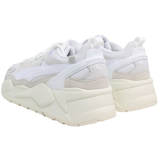 HISTORIA DEL PRODUCTO: El RS-X está de regreso. La silueta futurista y retro de esta zapatilla regresa con una estética progresiva y detalles angulares, complementada con superposiciones de nubuck y ante. La combinación se centra en un diseño disruptivo para mostrar tu estilo único. CARACTERÍSTICAS Y BENEFICIOS: Los productos de cuero de PUMA apoyan la fabricación responsable a través del Leather Working Group.; Sistema de Amortiguación: La tecnología de amortiguación cómoda de PUMA celebra la reinvención de un momento y movimiento únicos en la cultura. DETALLES: Parte superior de malla con superposiciones de nubuck y ante; Media suela de PU con tecnología RS; Suela de goma; Formstrip de PUMA en los lados laterales y mediales; Detalles de marca PUMA.