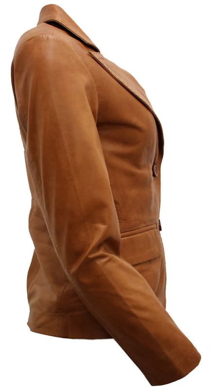Erweitern Sie Ihren Stil mit unserem schicken und edlen Damen-Lederblazer, einem vielseitigen Stück, das Ihrem Outfit mühelos Flair verleiht und sowohl für legere als auch für elegante Anlässe geeignet ist. Dieser Blazer ist aus 100 % hochwertigem, ultraweichem Nappaleder gefertigt und bietet ein luxuriöses und bequemes Tragegefühl. Das zeichnet ihn aus:  
 Traditioneller Look mit einem Twist: Der Blazer verfügt über einen einreihigen Block mit zwei Knöpfen ein zeitloses und traditionelles Erscheinungsbild, während das abgerundete Revers einen stilvollen und modernen Touch verleiht. 
 Viel Stauraum: Zwei Pattentaschen an der Taille sorgen dafür Leicht zugänglicher Stauraum für das Nötigste, und eine offene Brusttasche unterstreicht nicht nur den klassischen Look, sondern dient auch als funktionelles Fach. 
 Premium-Farbvarianten: Erhältlich in drei Premium-Farbvarianten, können Sie diejenige wählen, die zu Ihrem Stil passt und Ihrer Garderobe Eleganz verleiht. 
 Hochwertige Verarbeitung: Hergestellt aus Dieser Blazer aus 100 % hochwertigem, ultraweichem Nappaleder vereint Stil und Komfort und sorgt dafür, dass Sie gut aussehen und sich gut fühlen. 
 Vielseitige Kleidung: Egal, ob Sie sich für einen besonderen Anlass schick kleiden oder Ihrem Alltagsoutfit einen Hauch von Eleganz verleihen, dieser Blazer ist eine vielseitige und modische Wahl.  Der Damen-Lederblazer ist ein Ein Muss für alle, die hochwertige Handwerkskunst und zeitlosen Stil in ihrer Kleidung schätzen.