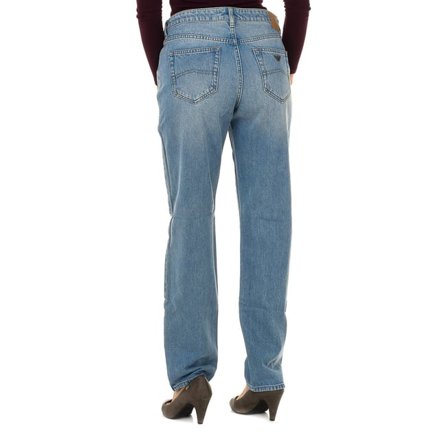 Lange Jeans.
 Farbe blau
 Gürtel mit Gürtelschlaufen.
 Reißverschluss und Knopfverschluss auf der Vorderseite.
 Zwei Vordertaschen und eine Minitasche.
 Zwei Taschen auf der Rückseite mit Metallic-Logo.
 Gerader Schnitt.
 Passende Nähte.

 Beschaffenheit:
 100% Baumwolle.

 Waschanleitung:
 - Maximal bei 30ºC waschen.
 - Bügeln bei mittlerer Temperatur, max. 110 ° C.
 - Erlaubt die Verwendung eines Trockners.
 - Verwenden Sie keine Bleichmittel.
 - Es unterstützt nicht die chemische Reinigung.
 Zusammensetzung: 100% Baumwolle
 Pflege:
- Maximal bei 30ºC waschen.
 - Bügeln bei mittlerer Temperatur, max. 110ºC.
 - Erlaubt die Verwendung eines Trockners.
 - Keine Bleichmittel verwenden.
 - Kann nicht chemisch gereinigt werden.