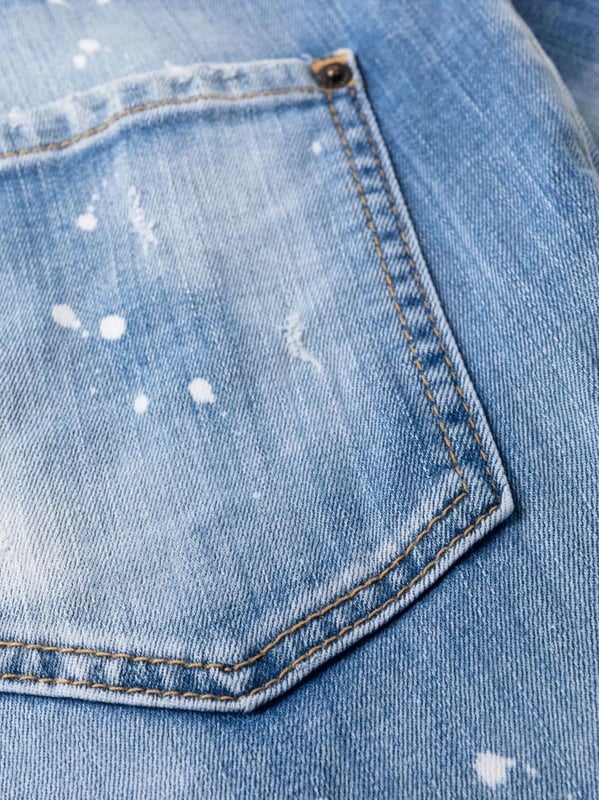 Detailed with heavy distressing, these jeans speak to Dsquared2's street-style aesthetic. The lived-in looking pair is cut to a cropped leg and features a paint-splatter effect, for a further deconstructed finish.


Made in Italy