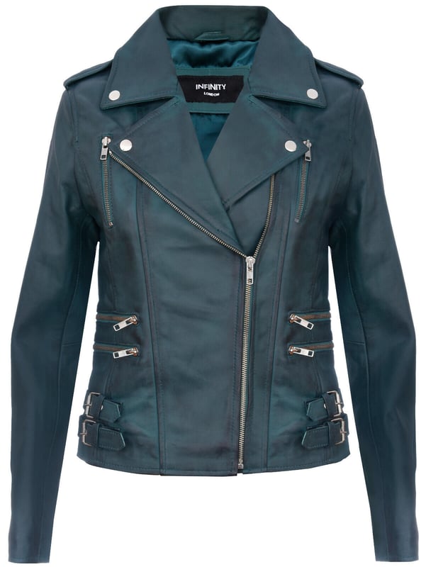 Presentamos nuestra chaqueta de motociclista cruzada más vendida, un verdadero epítome de estilo y funcionalidad. Fabricada con precisión, esta chaqueta está diseñada para realzar tu guardarropa con sus elegantes características y silueta, asegurando que destaques sin esfuerzo. He aquí por qué es imprescindible: Distintivamente elegante: el diseño elegante de la chaqueta crea una apariencia distintiva y de moda que es perfecta para cualquier ocasión. Amplio almacenamiento: con múltiples bolsillos con cremallera en la parte delantera, esta chaqueta no solo agrega carácter, sino que también brinda almacenamiento adicional para tus elementos esenciales. Detalles extravagantes: la solapa ancha con muescas y las charreteras de los hombros agregan un toque de extravagancia, abrochados de forma segura con botones a presión para una apariencia elegante. Ajuste a medida: las lengüetas de hebilla en las caderas permiten un ajuste cómodo y cónico, acentuando tu silueta, complementado por el diseño delgado de la chaqueta. Variedad de colores: disponible en una amplia gama de colores, puedes elegir el que combine con tu estilo personal. Esta chaqueta, confeccionada en piel de napa ultra suave 100 % de primera calidad y forrada con una mezcla de poliéster de primera calidad, ofrece lujo y comodidad. Con un cierre de cremallera YKK descentrado, esta chaqueta es tan funcional como elegante, lo que la convierte en una incorporación versátil a tu guardarropa.