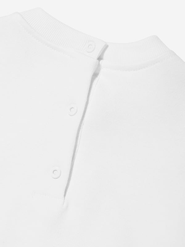Introducing the exquisite Baby Logo Sweatshirt in White from Fendi Kids‚your ultimate choice for luxurious children's fashion in AW2024. Here‚ôs why it‚ôs essential:‚ Italian Craftsmanship: Expertly made in Italy, ensuring unmatched quality &amp; durability for lively little ones.‚ Chic Design: Featuring an eye-catching logo print that blends classic allure with contemporary style.‚ Supreme Comfort: Constructed with soft, premium fabric to keep your child Cosy and comfortable.‚ Versatile Style: Perfect for any occasion, from playground fun to family gatherings.Elevate your child‚ôs wardrobe with this stylish, comfortable Fendi piece today!