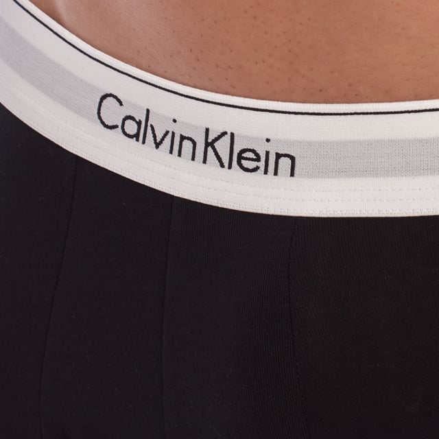 Boxershorts von Calvin Klein Briefs aus einer Mischung aus Baumwolle und Elastan, die eine bequeme und flexible Passform bieten.

 Das Design ohne Öffnung umfasst einen verstärkten Mittelteil für mehr Anpassungsfähigkeit.

 Der mittlere, weiche und elastische Bund sorgt für perfekten Halt in der Taille, verziert mit dem kontrastierenden Calvin Klein-Logo und sorgt für einen unverwechselbaren und modernen Touch.

 3er-Pack Boxershorts von Calvin Klein Briefs, verschiedene Farben für jeden Geschmack.

 Ideal für alle, die ein modernes und funktionelles Unterwäsche-Kleidungsstück mit dem Markenzeichen von Calvin Klein suchen.
 Komposition: 95 % Baumwolle, 5 % Elastan
 Pflege:
- Maschinenwäsche in kaltem Wasser und Flüssigwaschmittel.
 - Bei niedriger Temperatur bügeln.
 - Benutzen Sie keinen Trockner.
 - Reinige chemisch nicht.