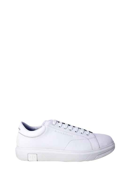 Marca: Armani Exchange.
  Genero: Hombres.
  Tipo: Zapatillas.
  Temporada: Primavera/Verano.
  Color: Blanco.
  Cierre: Cordones.
  Composicion: 100% piel.
  Material: Cuero.