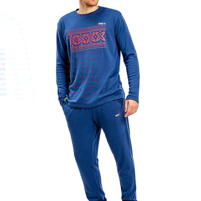 Pijama de  manga larga Munich.
Color Azul
Camiseta de manga larga y cuello redondo.
Diseño con gráficos de la marca.
Pantalón largo.
Cinturilla elástica.
Bajos rectos.
Costuras vistas a tono.

Composición:  60% Poliéster, 40% Algodón.

-Lavar a temperatura máx. 30º.
-No usar lejía.
-Planchar a temperatura máx. 110º.
-No admite lavado en seco.
-Permite utilizar secadora.