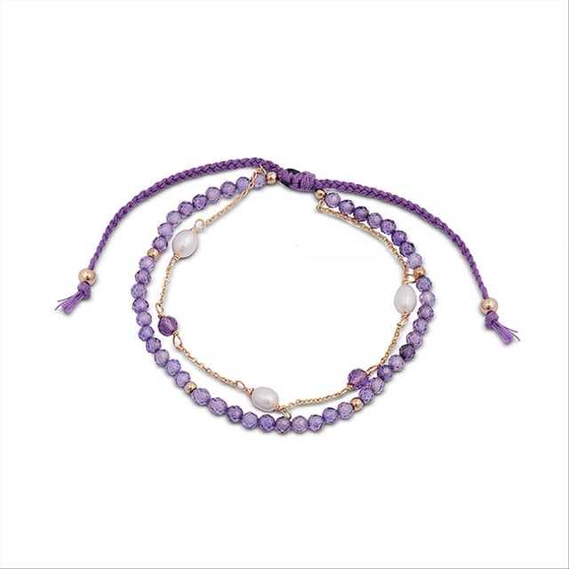 Pulsera athat de aleacion de metal y circonita amatista con acabado en baño de oro amarillo de 18 quilates. Además de lograr estilismos para trotar por el mundo, los diseños de la línea de AFRICA Fantasia marcan la diferencia y consiguen que esa diferencia sea radical. Diseños realizados cuidadosamente a mano con piedras multicolor, turquesas y perlas, dan vida a unas sofisticadas joyas.  Su exotismo solo es comparable con su recato. Intuitiva, ponderada acierta cada vez que te lo pones y representa como pocas el carácter urbano más cosmopolita: BE AUTHENTIC (NOT) UNIQUE.