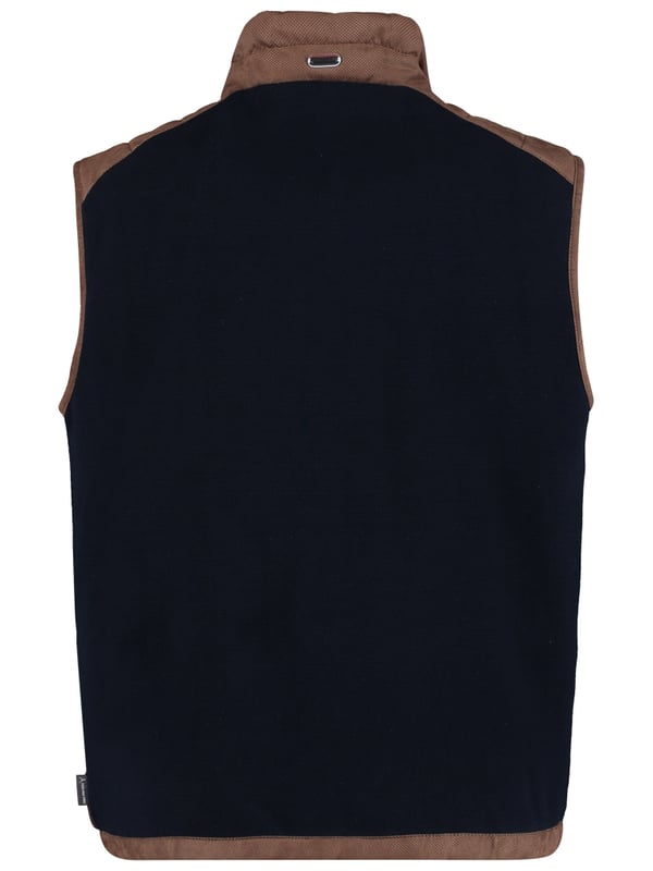 KOMFORTABEL UND STYLISH BODYWARMERA body warmer kann als Weste oder Jacke ohne Ärmel gesehen werden, die gerade wegen dieses Designs große Bewegungsfreiheit bietet. Der modische Artikel schützt den Oberkörper vor den kalten Tagen im Herbst und Winter. Dieser Bodywarmer der Marke Donders 1860 besteht aus 100 % Polyester, wodurch der Bodywarmer angenehm zu tragen ist und sich reibungslos bewegt. Der Bodywarmer ist in den Farben Antilope, Walnuss, Olivgrün und Himmelblau erhältlich.