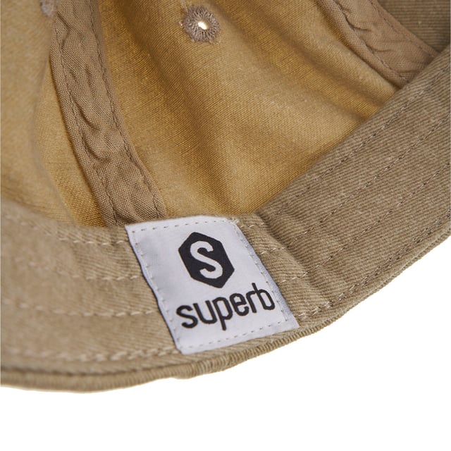 Cap Superb.
 Brand embroidery on the front and back.
 Strap with adjustable closure at the back.
 Seams seen in tone.
 Composition: 100% cotton
 Care:
- Wash at max. 40ºC.
 - Do not use bleach.
 - Iron at low temperature.
 - Do not dry clean.
 - Do not use dryer.