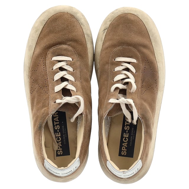 VINTAGE, RRP WIE NEU  
Die Golden Goose Space Star Sneaker aus braunem Wildleder sind der Inbegriff von mühelosem Coolness mit einem Hauch von urbanem Luxus. Hergestellt aus reichhaltigem, geschmeidigem Wildleder, präsentieren sich diese Sneaker in einem abgenutzten, vintage-inspirierten Look, der ihnen einen einzigartigen Charme verleiht. Der kontrastierende metallische Stern an der Seite setzt ein mutiges, markantes Detail, während die gepolsterte Sohle für Komfort bei jedem Schritt sorgt. Mit ihrem entspannten und gleichzeitig stilvollen Design kombinieren diese Sneaker mühelos High Fashion mit Streetwear-Flair und sind die perfekte Ergänzung für jede lässige Garderobe. Erhebe dein Sneaker-Spiel mit dem unverwechselbaren Charme und der hochwertigen Handwerkskunst von Golden Goose.  

Golden Goose Space Star Sneaker aus braunem Wildleder  

Zustand: Sehr gut  
Abnutzungserscheinungen: Geringe Abnutzungserscheinungen  
Verpackung: Box, Staubbeutel  
Farbe: Braun  
Material: Wildleder | Wildleder  
Größe: EU | 43/UK9/US10  
Maße: Absatzhöhe: 50; Einlegesohlenlänge: 340  
SKU: MRPPUGBSH446559M