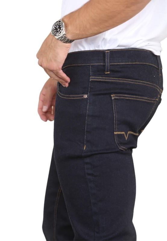 MYT Mens straight leg regular fit hyper stretch jeans. Invändig benlängd 32 tum. Dessa jeans med rak passform framhäver din bästa form och komfort och har bättre stretchteknik. 2 bakfickor, 2 framfickor och en myntficka. Knäppt gylf, märkesknappar och nitar. Märkesetikett i pu-läder i midjan.