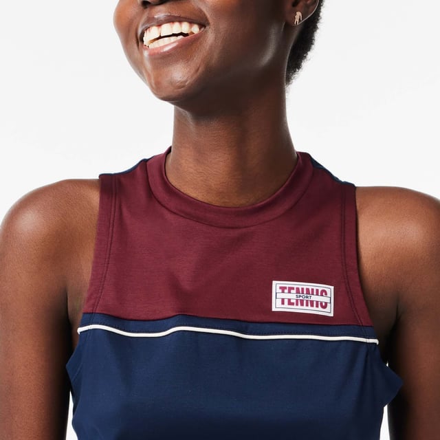 Lacoste Sport Contrast Mouwloos T-shirt voor dames. Ga voor groots contrast en groots comfort in dit rekbare, ademende en vochtafvoerende T-shirt. Ontworpen om je op jouw manier te laten presteren.- Stretch katoen.- Slank, getailleerd model.- Sneldrogend.- Getest door atleten.- Siliconen krokodil op voorkant.- 100% Katoen. Machinewasbaar. Ref: TF1010R1I.
