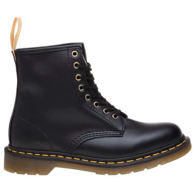 Eenvoudig. stijlvol en nu veganistisch vriendelijk. de 1460 laarzen van Dr. Martens zijn een mooi voorbeeld van mode met een geweten. De enkellaars heeft nog steeds de klassieke gele Z-Welt-steek en AirWair-luchtkussenzolen. maar het bovenwerk is in plaats daarvan gemaakt van synthetisch materiaal.