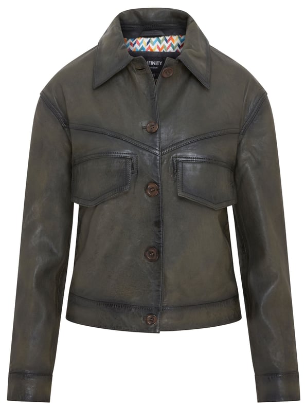 Deze Infinity Women's Harrington Biker Leather Jacket is een stijlvolle en veelzijdige toevoeging aan je garderobe. Gemaakt van hoogwaardig leer, biedt het een klassiek Harrington-silhouet met een vleugje biker-edge. Belangrijkste kenmerken: Zacht leer: zorgt voor comfort en duurzaamheid. Harrington-stijl: heeft een kraag, knoopsluiting en schuine zakken. Biker Edge: de licht cropped pasvorm en subtiele details geven het een moderne twist. Veelzijdig: kan formeel of informeel worden gekleed voor verschillende gelegenheden. Stijlvol en tijdloos: het klassieke ontwerp en hoogwaardige leer maken het een tijdloos investeringsstuk. Zakken: heeft 2 klepzakken aan de voorkant en 2 schuine zijzakken met drukknoopsluitingen en 1 binnenzak. Deze jas is perfect voor degenen die een stijlvolle en functionele leren jas willen die het hele jaar door gedragen kan worden.