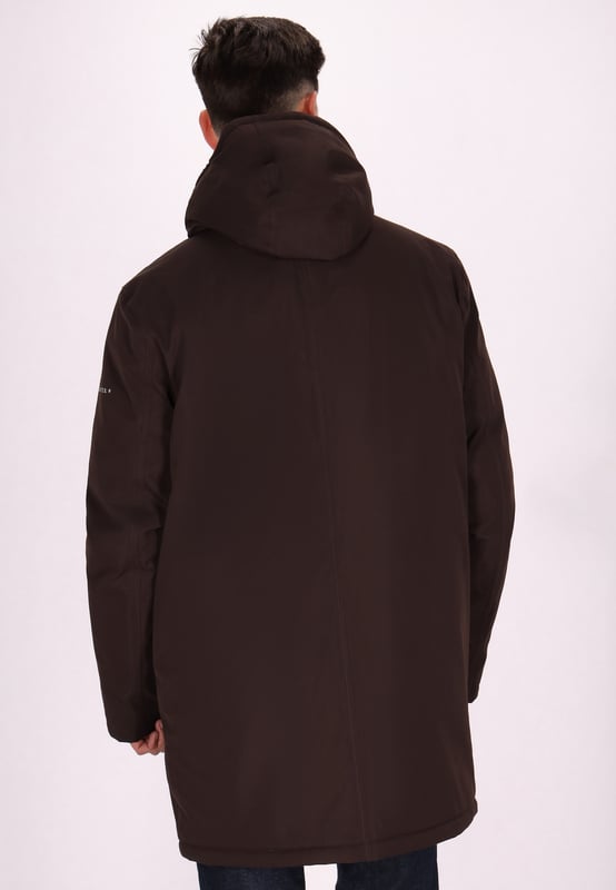 Ontdek de beste winterjas ontworpen voor lage temperaturen. Deze parka heeft een hoge kraag en een ritssluiting over de volledige lengte met drukknopen voor extra bescherming. Dankzij de verstelbare capuchon en lange mouwen zorgt hij voor warmte. Klepzakken verhogen de functionaliteit en het 5000 mm dikke waterdichte materiaal houdt je droog. Perfect voor een reis naar de bergen of een winteravontuur aan zee.  Winter parka