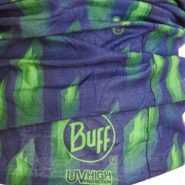 Tubulaire halterkraag Buff.
 Originele multifunctionele tubular, gerecycled materiaal, zonnebescherming en ultra-elastisch.
 Marine-groene kleur
 Veelzijdig en aanpasbaar aan al je behoeften.
 Zonder stiksels.
 Eco spirit, BUFF-ontwerp en geavanceerde technologie voor sport of het dagelijks leven.

 Samenstelling: 95% Polyester, 5% Elastaan

 Afmetingen: 24 x 50 cm.

 Handwas
 Afmetingen: 24 x 50 cm.
 Samenstelling: 95% Polyester, 5% Elastaan
 Onderhoud:
Handwas