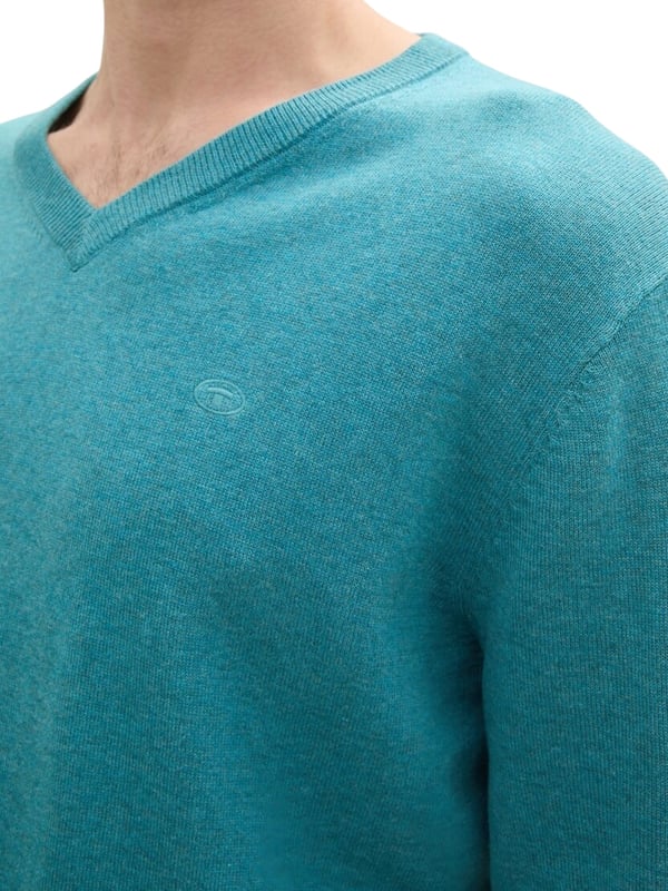 De gebreide herentrui van Tom Tailor biedt een klassieke maar stijlvolle look. Hij wordt gekenmerkt door een normale pasvorm, die zorgt voor een comfortabele pasvorm die niet te strak of te los zit. De V-hals geeft de trui een elegante touch die perfect is voor formele gelegenheden of alledaagse kantoorkleding, maar ook casual gedragen kan worden. De trui heeft lange mouwen en is gemaakt van hoogwaardig, gebreid materiaal dat je niet alleen warm houdt, maar ook aangenaam zacht is tegen de huid. Dankzij de hoogwaardige materialen is de trui zeer comfortabel om te dragen en behoudt hij zijn vorm, zelfs na vele wasbeurten. Deze gebreide trui is veelzijdig, zowel voor dagelijks gebruik als voor speciale gelegenheden, en past perfect bij jeans of chino's. Een must-have voor mannen die kwaliteit en tijdloos design belangrijk vinden.