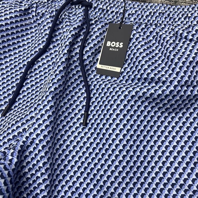 The model wears a size M and is 189 cm tall with a, 95 cm chest, 73 cm waist and 94 cm hips
50518968
Refined swim shorts by BOSS, designed with an all-over seasonal print. This fully lined pair is trimmed with a drawcord and logo label. This product is partly created with recycled polyester. We at HUGO BOSS prefer recycled polyester from pre- and post-consumer textile waste and do our best to phase out polyester from PET bottles. The aim of using recycled materials is to save valuable resources.