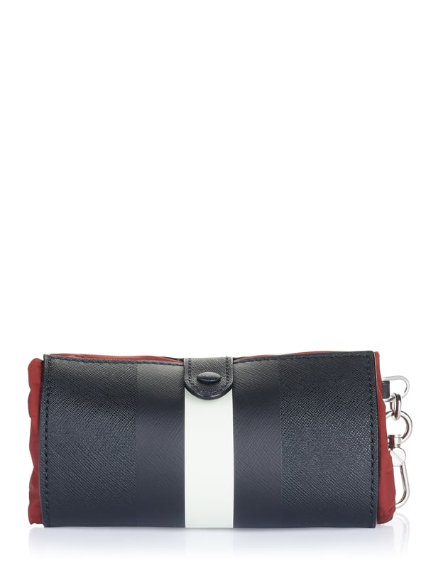 100% plástico; Bolsa de compras Bally; Modelo: 59818523114 F026; Mano de obra de alta calidad; Bolsa de compras reutilizable; Un compartimento de bolsillo; Un bolsillo delantero con mosquetón; Dimensiones (cm): 36x38; Detalles del logotipo de Bally.