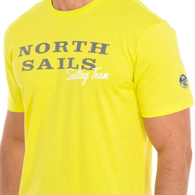 North Sails short sleeve t-shirt.
 Round neckline with ribbed finish.
 Brand print on the front.
 Brand logo on one sleeve.
 Seams seen in tone.
 Composition: 100% cotton
 Care:
Wash at maximum temperature 30º.
 Iron at medium temperature.
 Do not use dryer.
 Do not use bleach.
 Do not dry clean.