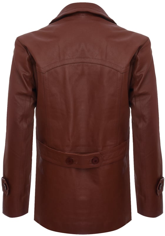Inspirada en el diseño clásico del abrigo Pea, esta prenda está bellamente confeccionada en el cuero Nappa más suave para brindar un giro alternativo a un estilo icónico. Esta chaqueta tiene un acabado cruzado y tiene un cierre de cuatro botones. Para mayor comodidad, hay dos bolsillos para calentar las manos en ángulo en la cintura, además de dos bolsillos con solapa en la cadera. En la parte trasera de la chaqueta hay un cinturón ajustable para brindar un ajuste más personalizado. Esta chaqueta es un clásico poderoso y atemporal que será un elemento básico en su guardarropa durante los próximos años.