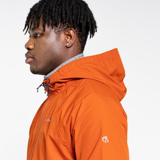 Materialzusammensetzung (%): 100% Polyester. Design: Logo, Unifarben. Gewebetechnik: Aqua Dry, Atmungsaktiv, Wasserfest, windbeständig. Hoch geschnitten. Bündchen: Klettverschlussriemen. Langärmlig. Reflektierende Details. Kapuzenmerkmale: Knebel-Einstellung. Taschen: 3. Wasserdichter Reißverschluss. Atmungsaktivitätsbewertung: 15000. Wasserdichtigkeit (mm): 8000 mm. Nachhaltigkeit: Aus recyceltem Material.