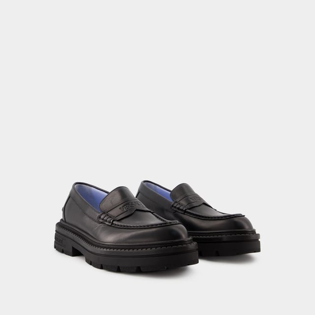 Mocasines Adriano - Versace - Piel - Negro Colores: Negro. Material principal: piel de becerro ante con efecto rejilla. Piel de becerro lisa. Cierre: fácil de poner. Forma de la punta: almendra. Cómo queda: fiel a la talla - Talla: IT.