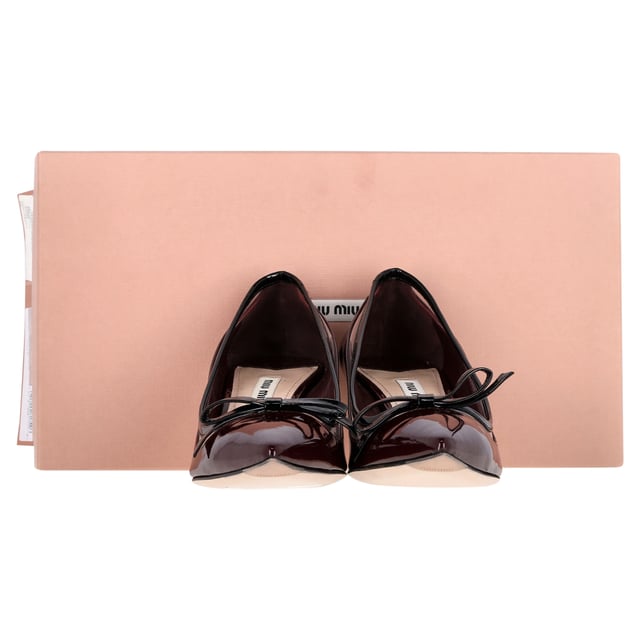 VINTAGE, UVP WIE NEU  
Die Miu Miu Pumps mit Schleifendetail aus braunem Lackleder sind eine anspruchsvolle und elegante Wahl. Sie verfügen über mittelhohe Absätze und spitze Zehen für eine klassische Silhouette. Das kontrastierende schwarze Schleifendetail verleiht diesen zeitlosen Pumps eine verspielte Note und macht sie zu einer vielseitigen und stilvollen Ergänzung jeder Garderobe. Ob kombiniert mit einem maßgeschneiderten Anzug fürs Büro oder einem kleinen schwarzen Kleid für einen Abend aus, diese Pumps werden Ihren Look durch ihr schickes Design und die hochwertige Lacklederverarbeitung sicher aufwerten.  

mit Box  

Miu Miu Pumps mit Schleifendetail aus braunem Lackleder  
Zustand: Ausgezeichnet  
Abnutzungserscheinungen: Inklusive Box. Keine sichtbaren Abnutzungsspuren. Keine Markierung in der Innensohle. Sehr leichte Markierung an den Sohlen.  
Verpackung: Box  
Farbe: Braun | Ocker  
Material: Leder | Lackleder  
Größe: EU36/US6  
Maße: Absatzhöhe: 60; Innensohlenlänge: 290  
SKU: TONPUGBSH399045W