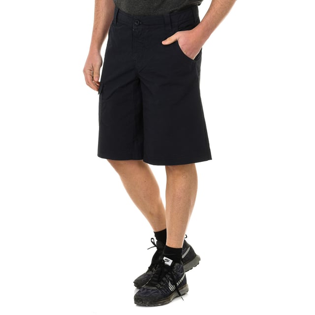 Bermuda.
 Kleur Donkerblauw
 Tailleband met riemlussen en trekkoord.
 Knoopsluiting aan de voorkant.
 Twee voorzakken en minizakje.
 Eén zak met knoopsluiting achter.
 Voorzak met knoopsluiting.
 Bijpassende zichtbare naden.

 Samenstelling:
 100% katoen.

 Wasvoorschriften:
 - Maximaal wassen op 30ºC.
 - Strijken op gemiddelde temperatuur, max. 110 ° C.
 - Je kunt een wasdroger gebruiken.
 - Gebruik geen bleekmiddel.
 - Kan niet chemisch gereinigd worden.
 Samenstelling: 100% Katoen
 Onderhoud:
Machinewas, max. 30º
 - Strijken op gemiddelde temperatuur, max. 110ºC.
 - Je kunt een droger gebruiken.
 - Gebruik geen bleekmiddel.
 - Kan niet chemisch gereinigd worden.