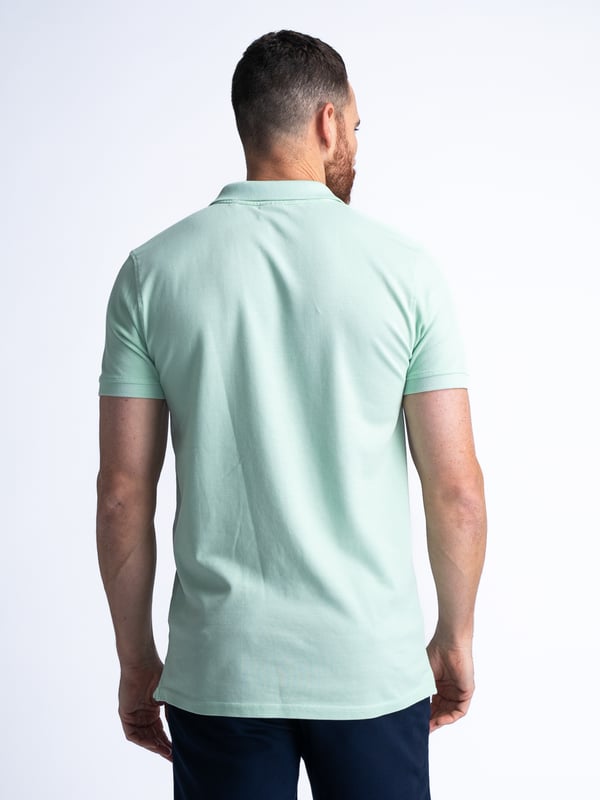 Unifarbenes Poloshirt mit offenem Kragen und Knopfleiste. Das Poloshirt ist mit einem im Brustbereich applizierten, dezenten Logo-Emblem ausgeführt. Hergestellt aus 100 % Baumwolle. Du schwankst zwischen zwei Größen? Nimm die größere Größe! Unifarbenes, klassisches PoloshirtOffener KragenKnopfverschlussDezentes Logo-Emblem100 % Baumwolle